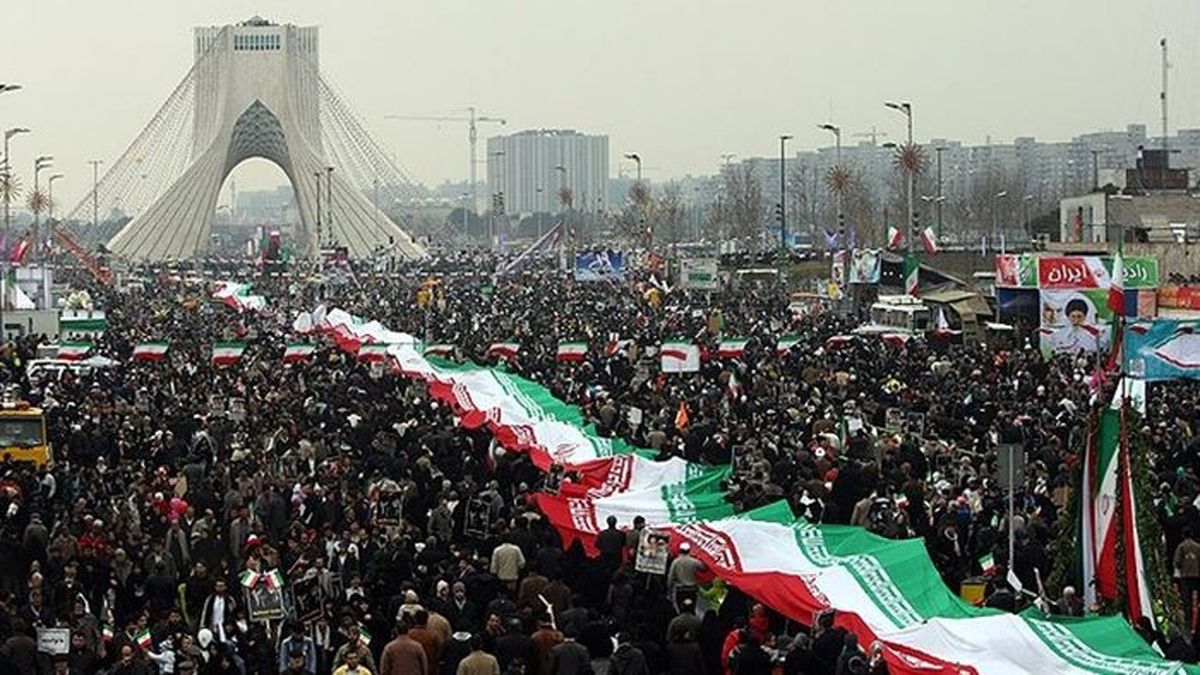 راهپیمایی سراسری یوم الله ۲۲ بهمن 1401 در 1400 شهر و 38 هزار روستای کشور آغاز شد.
