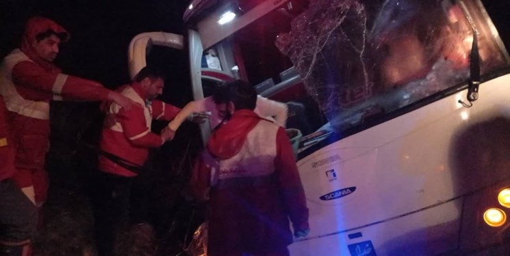 حادثه برخورد اتوبوس با کوه / مصدومیت ۱۱ نفر در تصادفات جاده‌ای