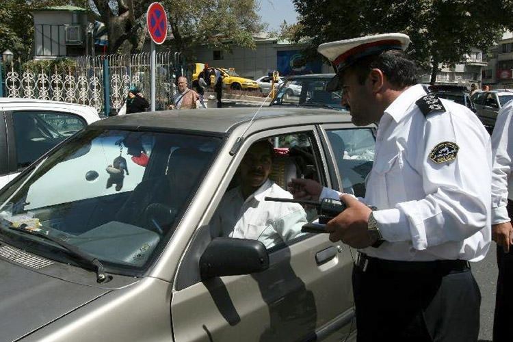 پلیس راهور ۱۲۰۰ خودرو در پایتخت را توقیف ساعتی کرد/ اعزام خودرو به پارکینگ