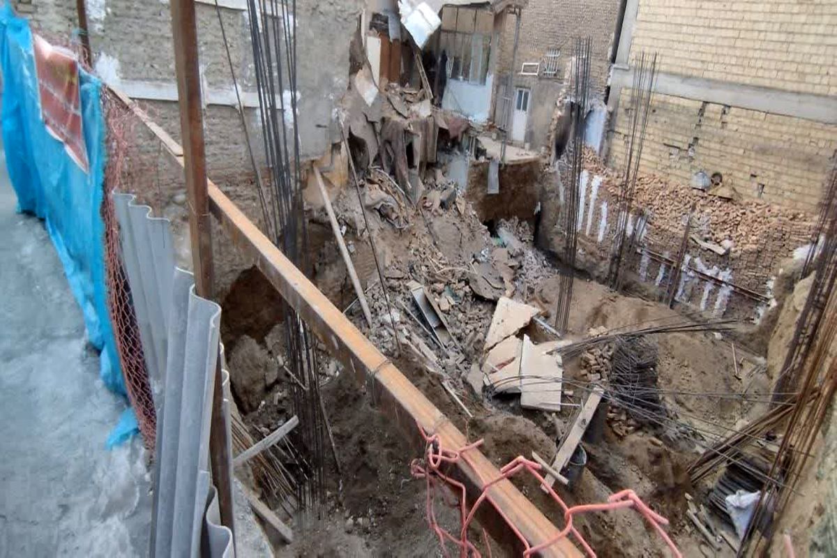 حادثه آفرینی گودبرداری غیراصولی در حصارک / ریزش ساختمان دو طبقه