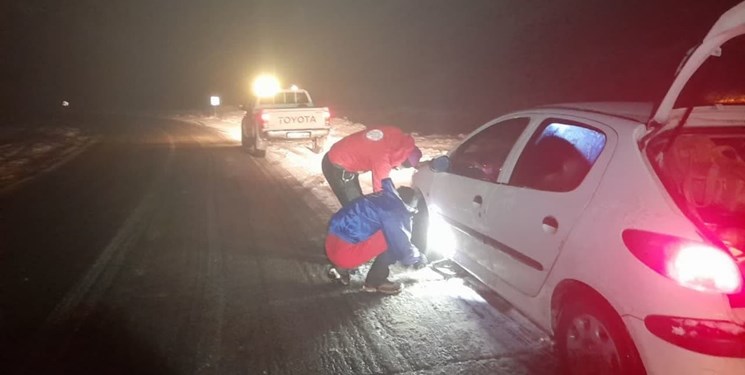 رهاسازی ۹۷ خودرو گرفتار در برف و کولاک در روزهای آخر تعطیلات نوروزی
