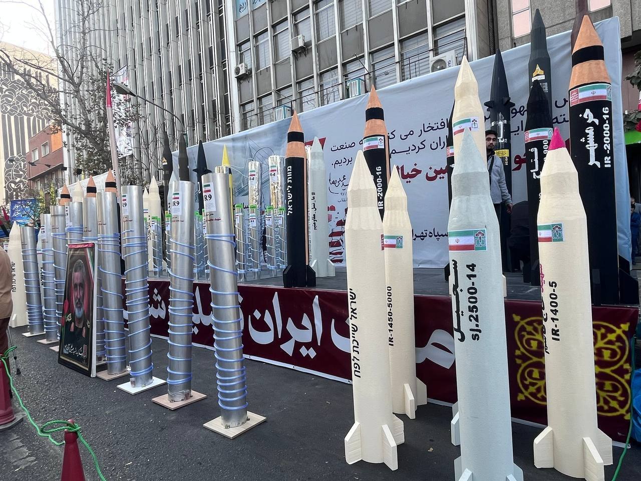 نمایش موشک و سانتریفیوژهای ایرانی در حاشیه راهپیمایی ۱۳ آبان